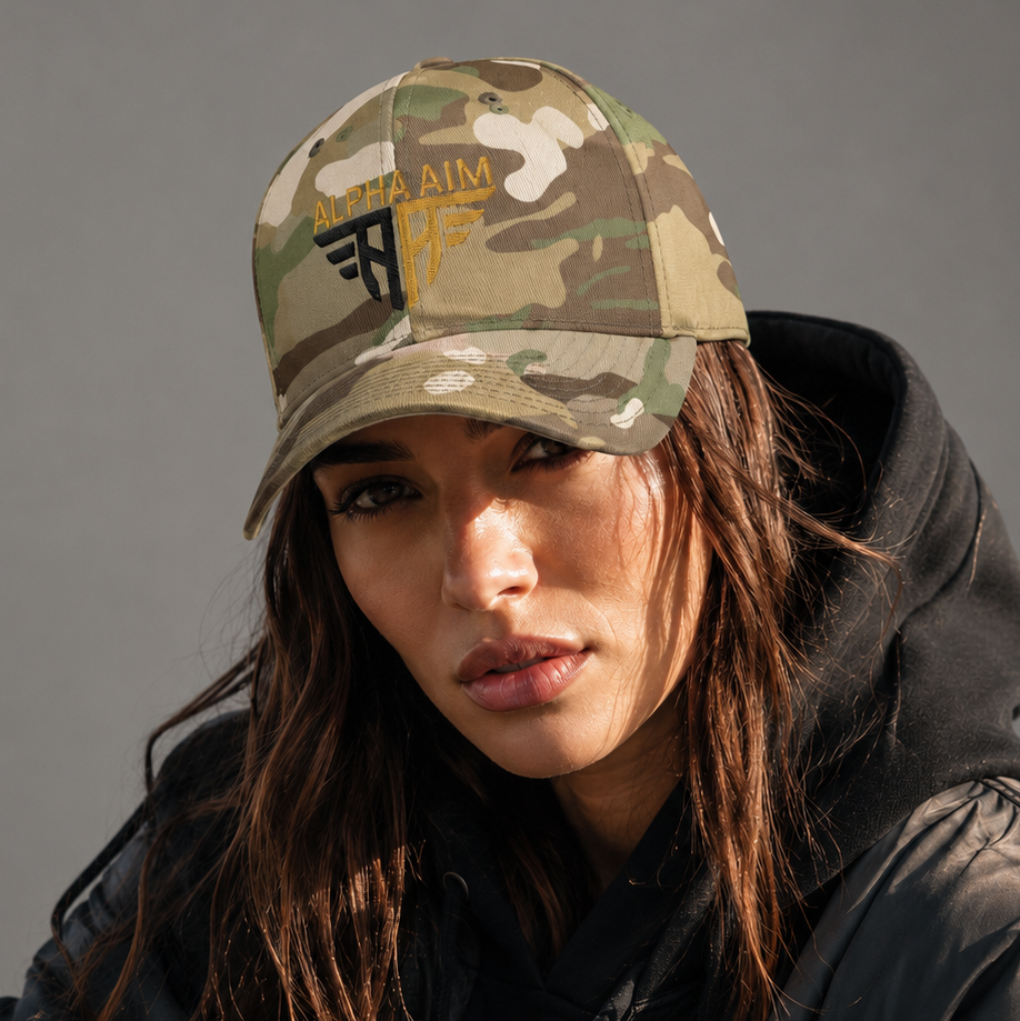 eine Frau mit einer Multicam Camo Cap