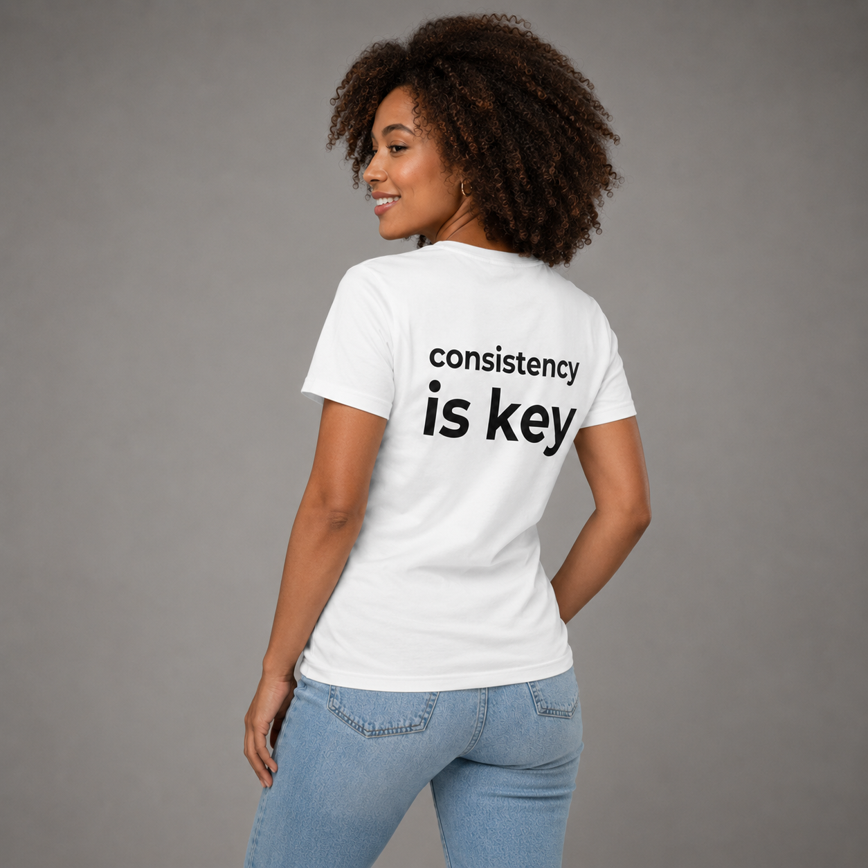 weißes Shirt mit schwarzen Schriftzug am Rücken